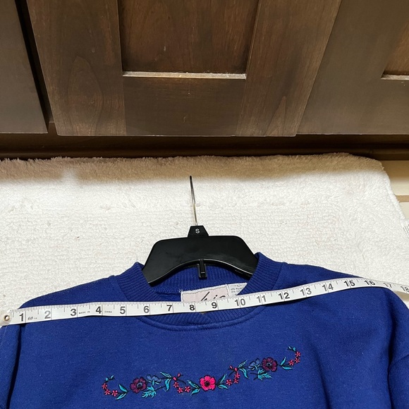 Vintage embroidered sweatshirt with shoulder padding - Picture 2 of 5